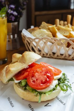 Bir İtalyan restoranında beyaz şarapla servis edilen bir hamburgerin yakından çekimi.