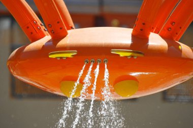 Turuncu bir çeşmenin yakın plan çekimi.