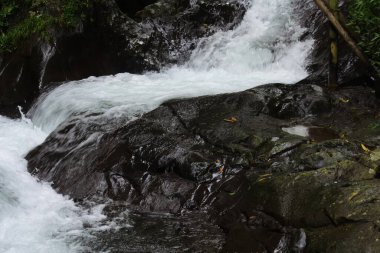 Gün boyunca bir şelalenin yakın çekimi.