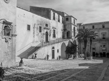 Eski bir binanın gri pulu