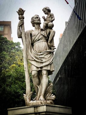 Hong Kong 'daki Aziz Teresa Kilisesi yakınlarındaki dini bir heykelin dikey çekimi.