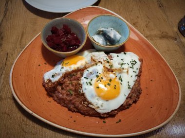 Labskaus 'un yumurtalı yakın çekimi.