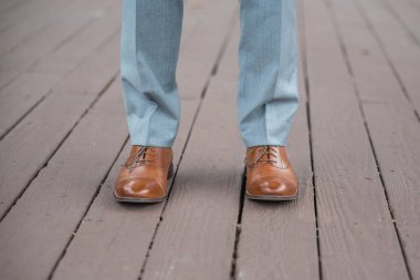 Bir düğün gününde yakın plan kahverengi damatların ayakkabıları.