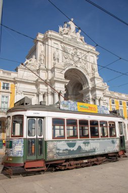 Lisboa 'nın ana meydanında bir tramvaya yakın çekim