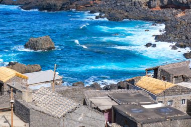 Pozo de las Calcosas 'ın balıkçı köyü. Mavi okyanus dalgaları El Hierro' nun volkanik kıyılarına çarpıyor. Kanarya Adalarında Tatil.