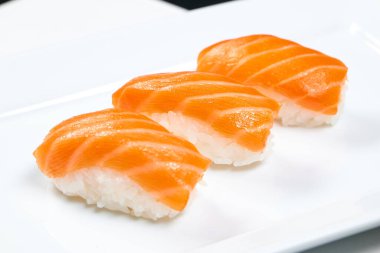 İştah açıcı suşinin beyaz bir tabakta yuvarlanması.