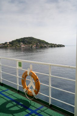 Hırvatistan 'da bulutlu bir gökyüzünün altında seyreden bir gemi