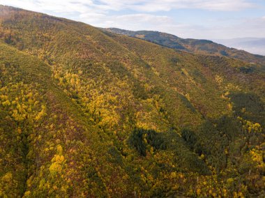 Bulgaristan 'da sonbahar aylarında Rila dağlarının manzarası seyrediyor