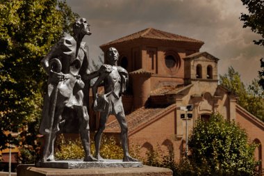 Salamanca, İspanya 'da genç bir adama yol gösteren bilge yaşlı bir adamın heykeli.