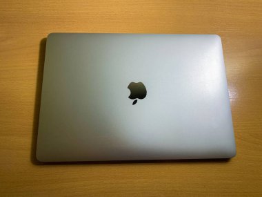 Masasında M1 çipi olan bir MacBook Air.