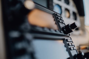 Küçük bir uçağın uçuş güvertesi sisteminin yakın çekimi.