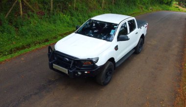 Kırsal bir yolda beyaz modifiye edilmiş bir Ford Ranger 2019 4X4.