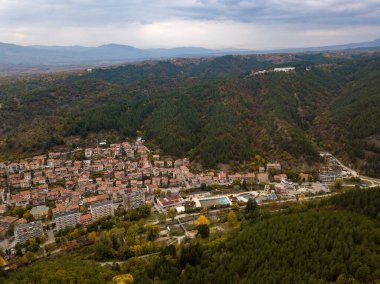 Bulgaristan 'ın Rila sıradağları boyunca uzanan kırsal evlerin güzel manzarası