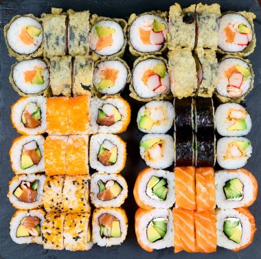Bir dizi iştah açıcı suşi.