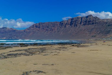Gündüz vakti Lanzarote 'de bir plaj