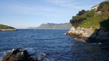 Dalgalı denizin güzel bir manzarası kayalık kıyıya vuruyor.