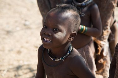 Namibya 'daki Himba kabilesinden sevimli bir çocuğun yakın çekimi.