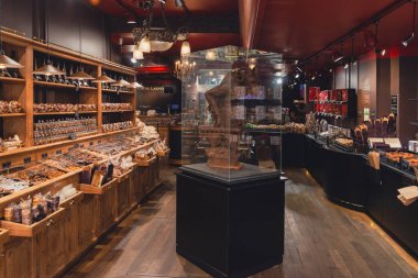 Fransa 'nın başkenti Paris' teki MAISON GEORGE LARNICOL Şeker Dükkanı 'nın kapalı çekim