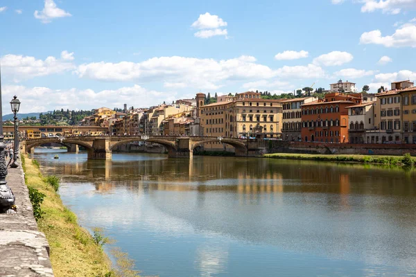 Vista Panorâmica Uma Antiga Ponte Sobre Rio Florença Itália — Fotografia de Stock