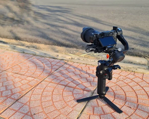 Een Professionele Camera Een Stabilisator Die Een Weg Staat — Stockfoto