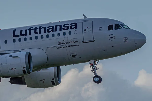 Κλείσιμο Της Προσέγγισης Της Lufthansa Για Προσγείωση Στον Αερολιμένα Του — Φωτογραφία Αρχείου