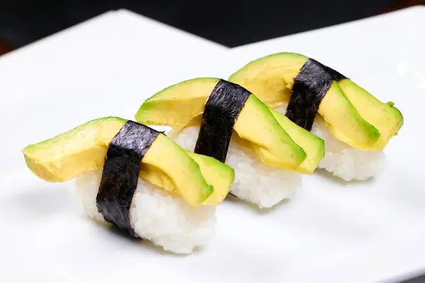 Eine Nahaufnahme Von Appetitlichen Sushi Rollen Auf Einem Weißen Teller — Stockfoto