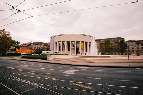 Kreisverkehr Mit Historischen Gebäuden Und Autos Zentrum Von Zagreb Kroatien — Stockfoto