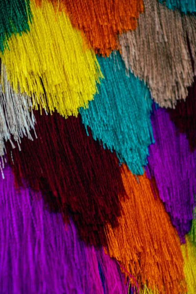 Zbliżenie Ujęcie Kolorowych Nici Sprzedaż Rynku — Zdjęcie stockowe