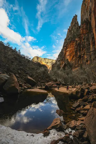 Disparo Vertical Pequeño Estanque Agua Rodeado Formaciones Rocosas Arizona —  Fotos de Stock