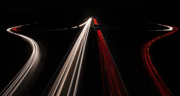 도로를 통과하는 자동차 불빛에 장시간 노출되는 — 스톡 사진