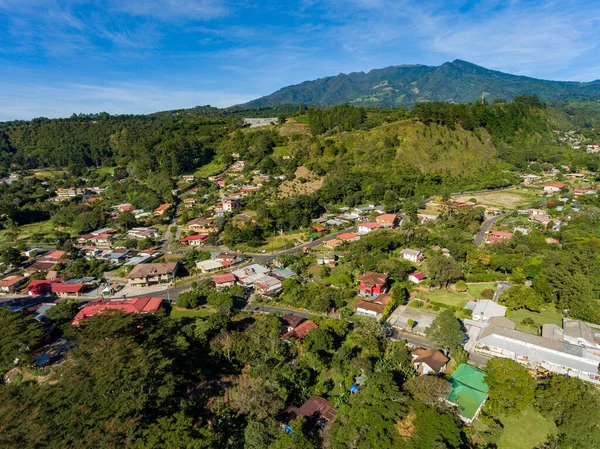 Una Toma Aérea Pueblo Rodeado Vegetación Terreno Montañoso Campo — Foto de Stock