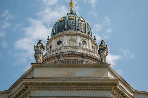 柏林法国大教堂的圆顶在蓝天的映衬下 — 图库照片