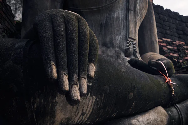 Primer Plano Una Mano Una Escultura Buda Antiguo Templo Tailandia — Foto de Stock