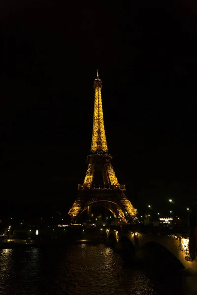 Uma Foto Vertical Torre Eiffel Noite Com Luzes Paris França — Fotografia de Stock