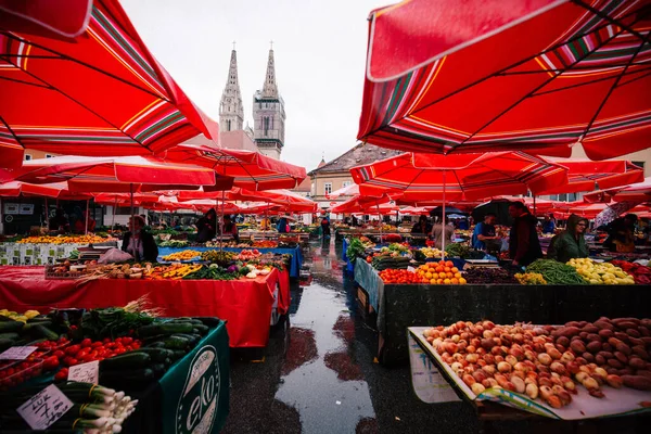 Een Buitenmarkt Een Regenachtige Dag Het Centrum Van Zagreb Kroatië — Stockfoto
