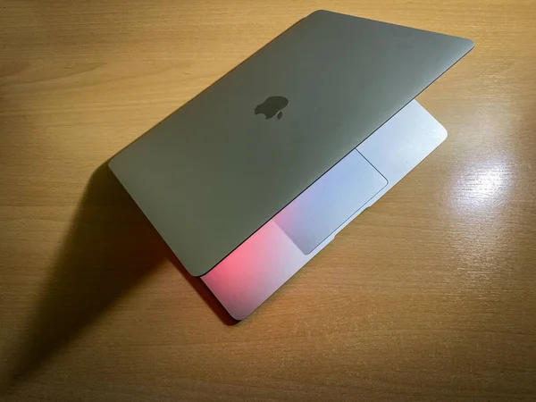 桌上放有M1芯片的Macbook Air — 图库照片