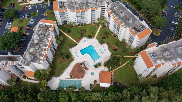 Tiro Aéreo Sobre Uma Piscina Complexo Apartamentos Dia Ensolarado Flórida — Fotografia de Stock