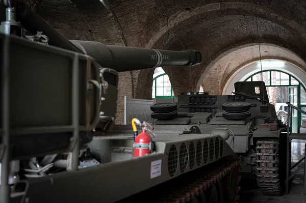 Ein Versteckter Kriegspanzer Alten Industrielager — Stockfoto