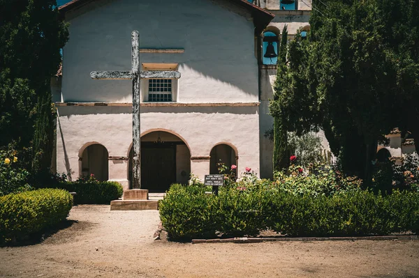 Gyönyörű Kilátás Egy Templomra Egy Keresztre Udvaron — Stock Fotó