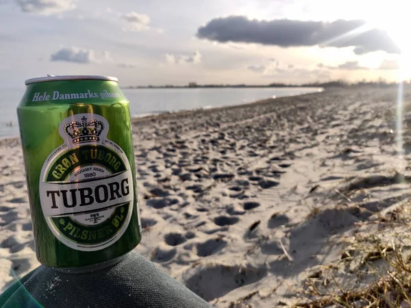 Крупный План Банки Пива Tuborg Пляже Брондби Стрэнд Дания — стоковое фото