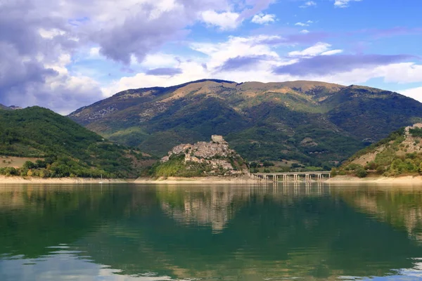 Uma Vista Panorâmica Lago Cidade Com Montanhas Fundo Reserva Natural — Fotografia de Stock