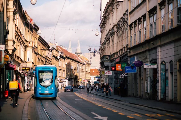 クロアチアのザグレブの中心部にある青い公共トラム — ストック写真