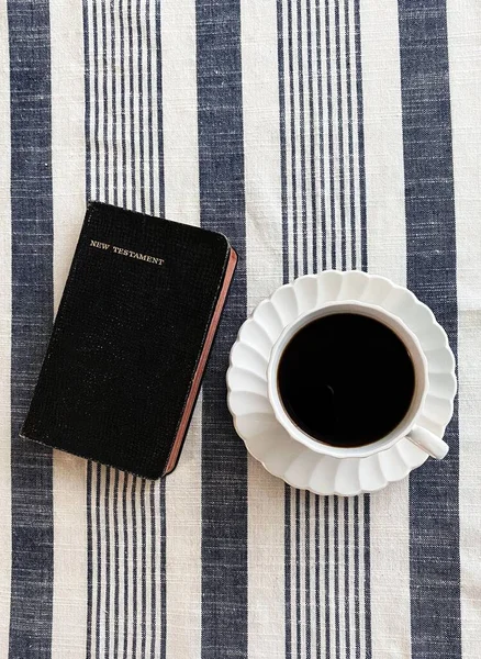 Una Toma Vertical Una Biblia Tamaño Bolsillo Una Taza Café —  Fotos de Stock