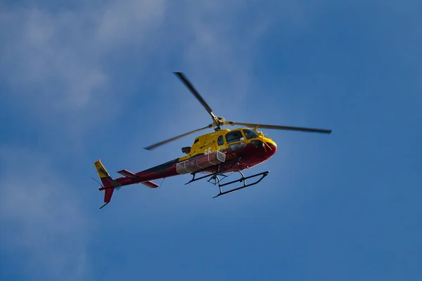 Low Angle Shot Flying Firefighting Helicopter Blue Sky Cote Azur — Stock Photo, Image
