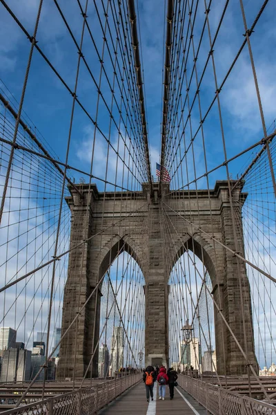 ニューヨークのブルックリン橋を歩く人々の垂直ショット — ストック写真