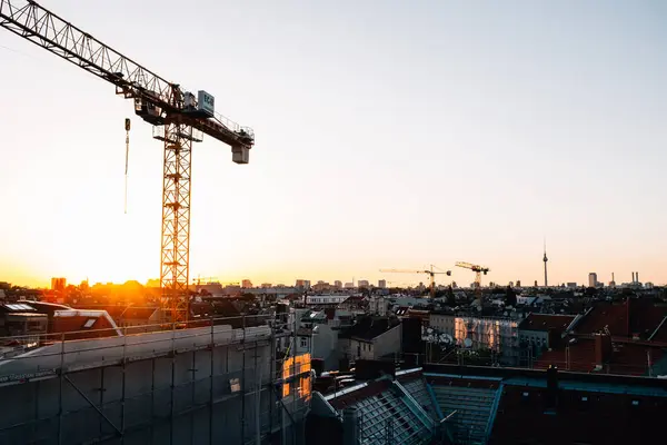 Flygbild Byggkran Mot Stadsbilden Vid Solnedgången — Stockfoto