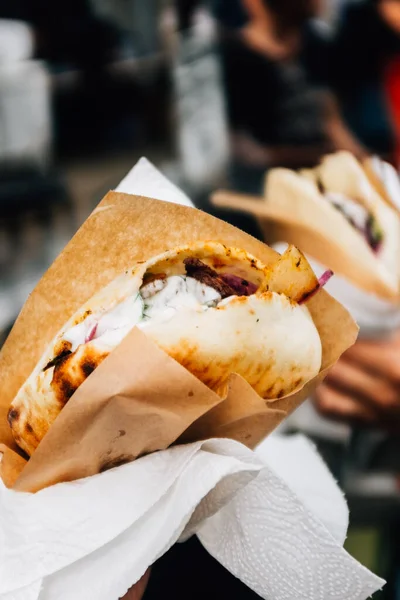 Egy Finom Hamburger Hússal Szósszal Fincsi Utcai Kaja — Stock Fotó