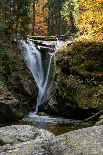 Vertikální Dlouhotrvající Záběr Vodopádu Tekoucího Mechových Skalách Zeleném Lese Během — Stock fotografie