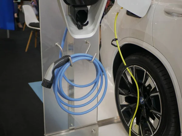 Nieuwe Bmw Auto Elektrische Auto Oplaadsysteem Wordt Weergegeven Het Warenhuis — Stockfoto