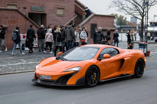 Kaunis Kuva Oranssi Mclaren 650S Tiellä Ihmiset Taustalla — kuvapankkivalokuva